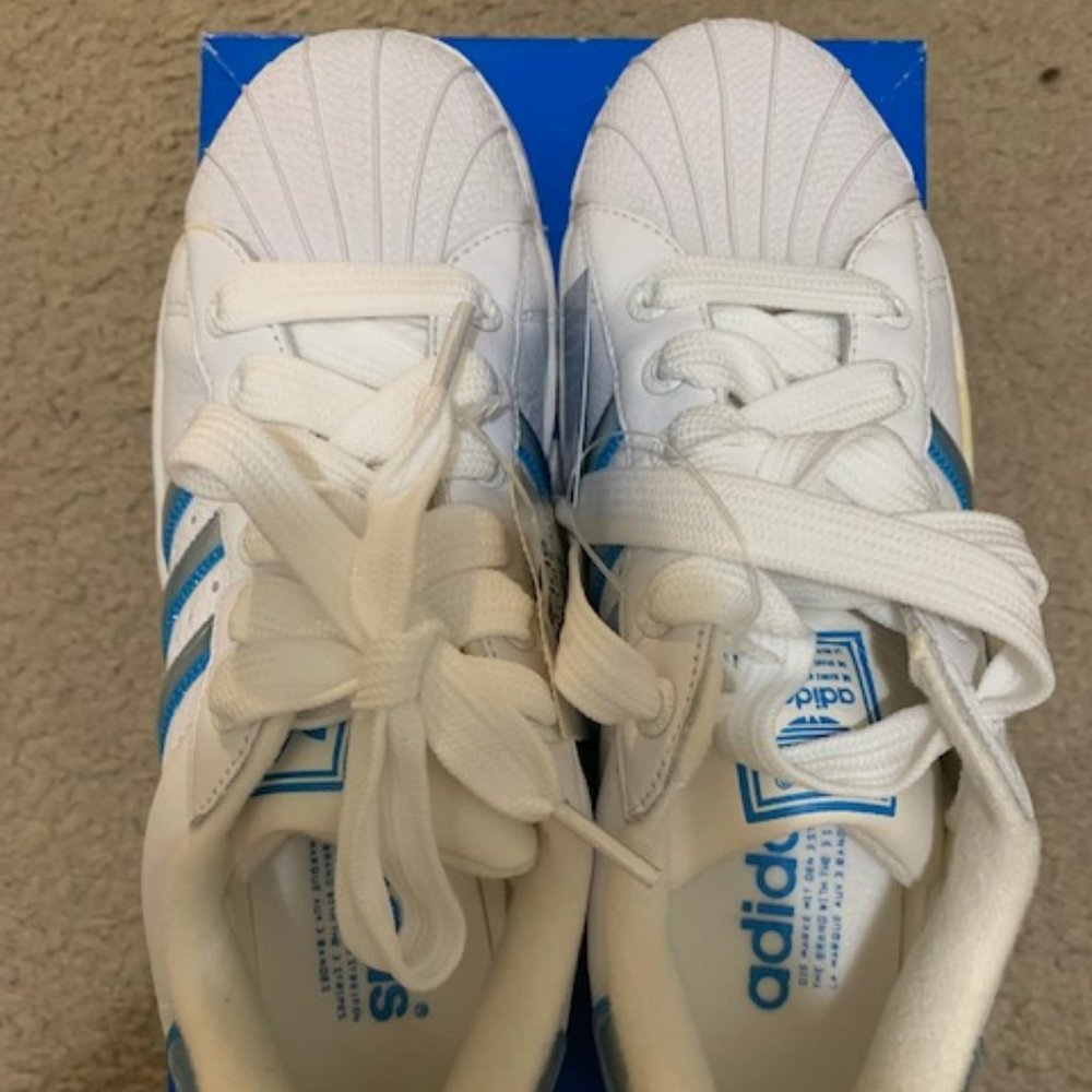 Adidas Superstar White/blue stripe Women sz 6